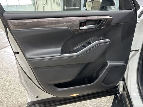 Certified 2025 Toyota Highlander Platinum image 11