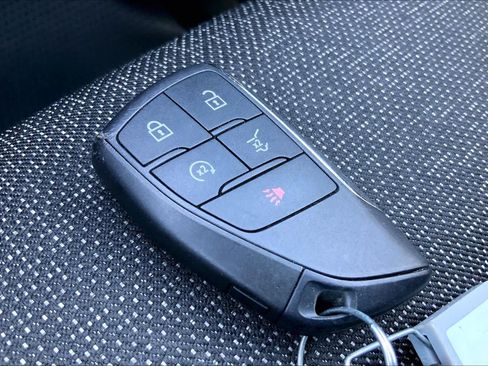 Used 2025 Chevrolet Traverse LT FWD image 15