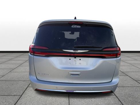 New 2026 Chrysler Pacifica Select image 4