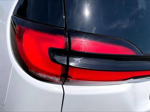 Used 2025 Chrysler Pacifica Select FWD image 28