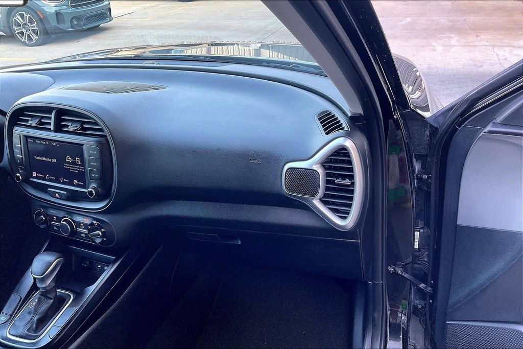 Used 2025 Kia Soul LX w/ LX Technology Package FWD image 15