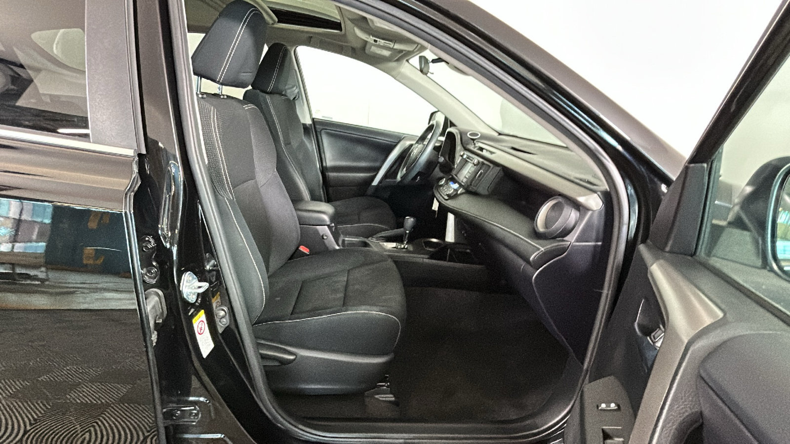 Used 2017 Toyota RAV4 XLE w/ All Weather Liner Package AWD/4WD image 33