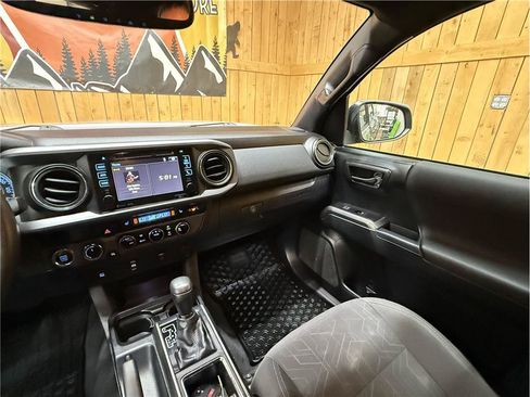 Used 2017 Toyota Tacoma TRD Off-Road AWD/4WD image 20
