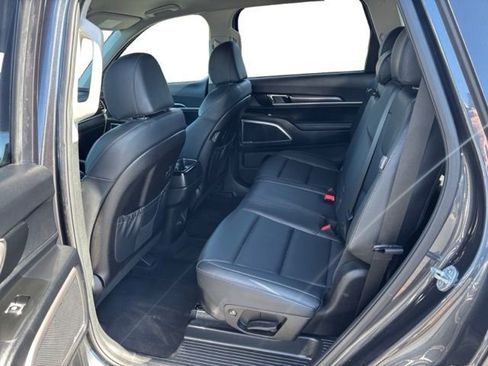 Used 2024 Kia Telluride LX AWD/4WD image 12