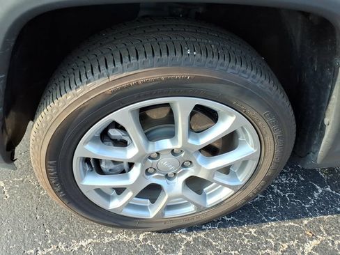 Certified 2024 Jeep Compass Latitude AWD/4WD image 5