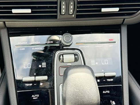 Used 2023 Porsche Cayenne AWD/4WD image 17
