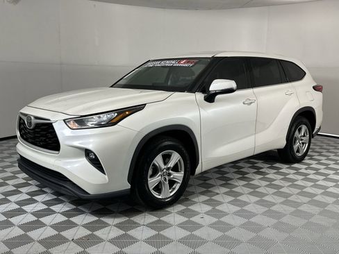Used 2020 Toyota Highlander LE FWD image 4