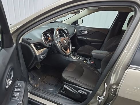 Used 2016 Jeep Cherokee Latitude w/ Cold Weather Group AWD/4WD image 28