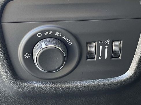 Used 2025 Jeep Grand Cherokee Altitude AWD/4WD image 9