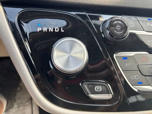 Used 2024 Chrysler Pacifica Touring-L FWD image 31