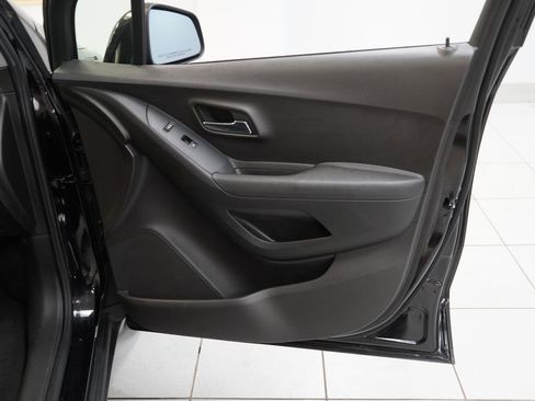 Used 2018 Chevrolet Trax LT w/ LT Convenience Package FWD image 24