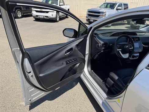 Used 2017 Toyota Prius Two w/ Prius Two Safety Plus Package FWD image 22