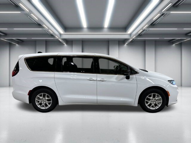 Used 2024 Chrysler Pacifica Touring-L FWD image 1