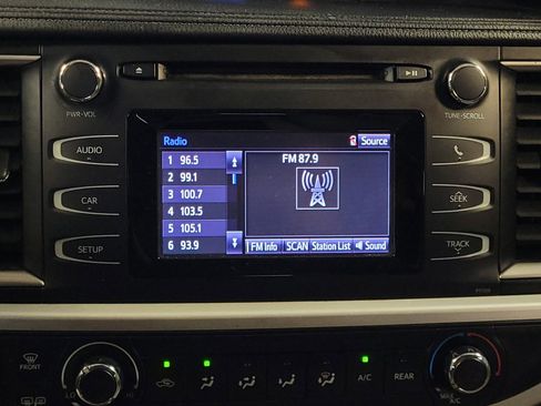 Used 2018 Toyota Highlander LE image 25