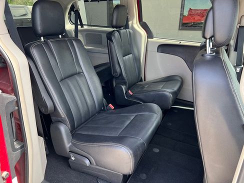 Used 2015 Chrysler Town & Country Touring w/ Mopar Premium Addition Group image 10