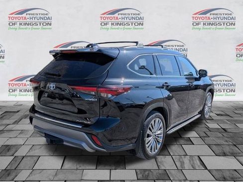 Used 2024 Toyota Highlander Platinum image 3