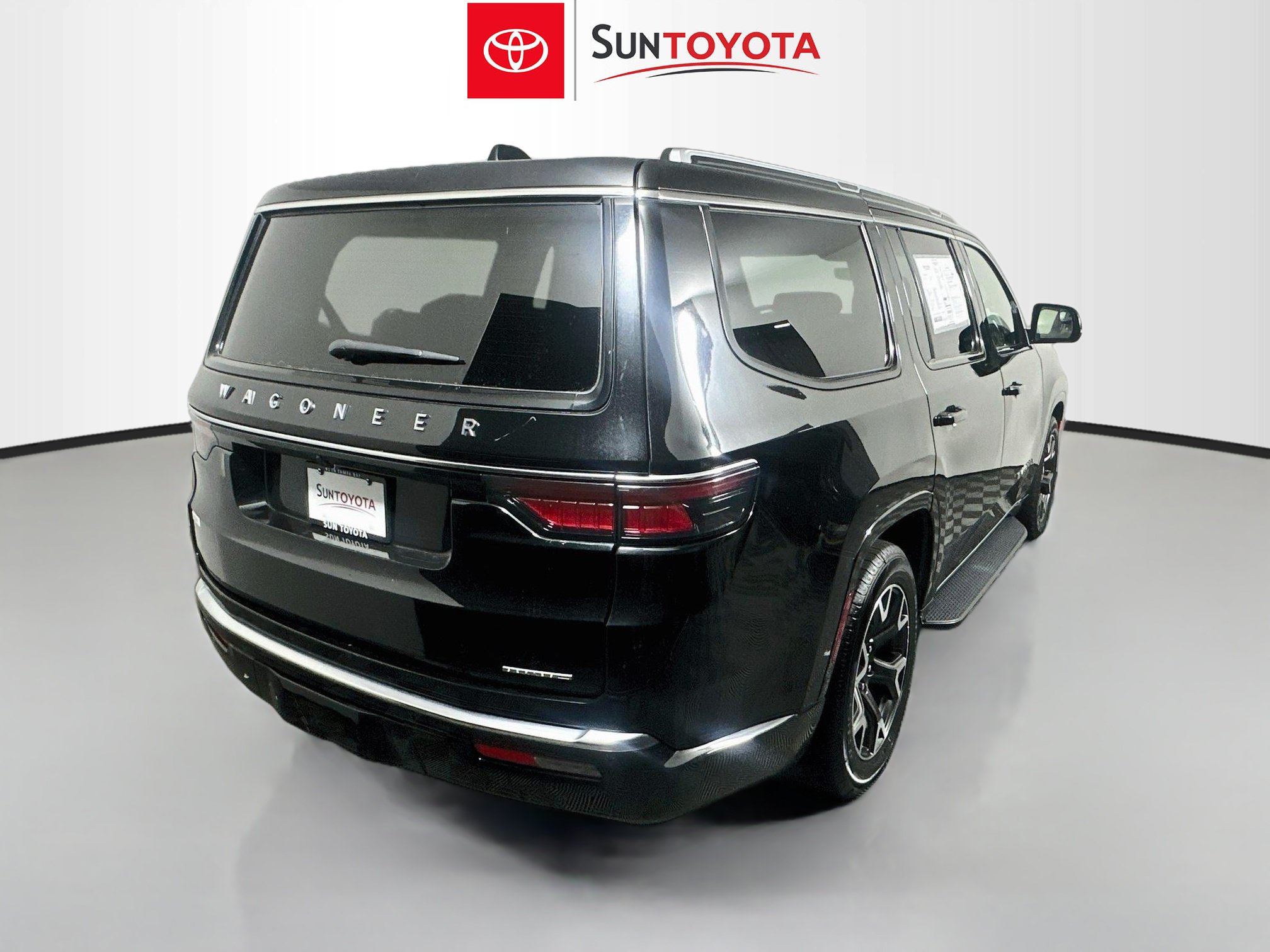 Used 2024 Jeep Wagoneer Series III AWD/4WD image 4