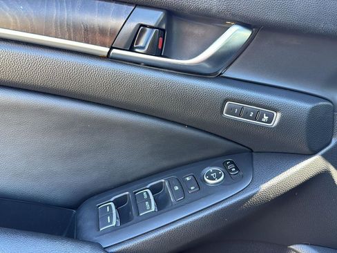 Used 2018 Honda Accord Touring image 12