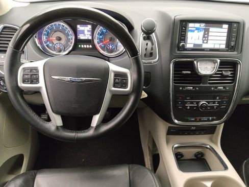 Used 2015 Chrysler Town & Country Limited Platinum FWD image 22