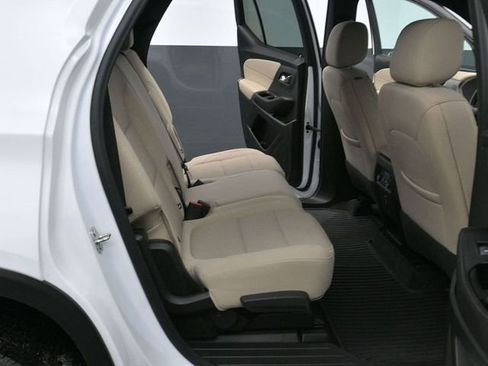 Used 2023 Chevrolet Traverse LS image 11