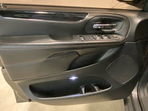 Used 2018 Dodge Grand Caravan SE image 17