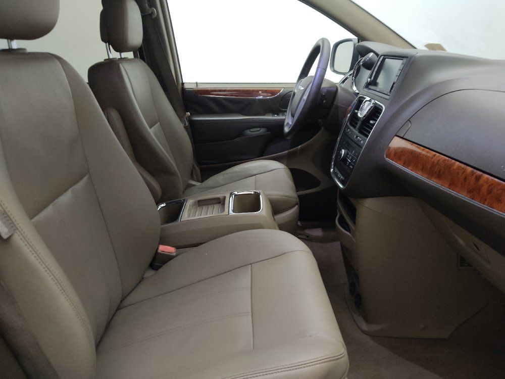 Used 2016 Chrysler Town & Country Touring FWD image 21