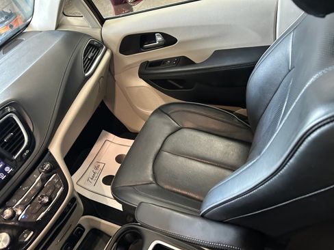 Used 2020 Chrysler Pacifica Limited FWD image 28