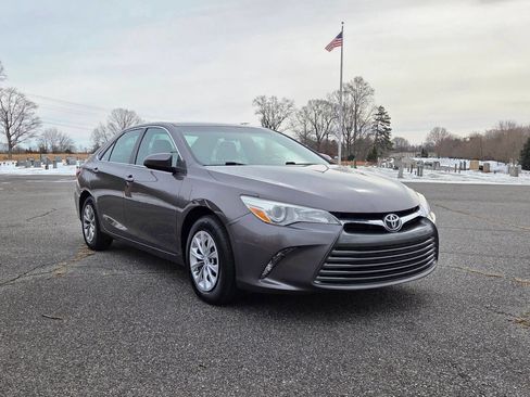Used 2017 Toyota Camry LE image 3