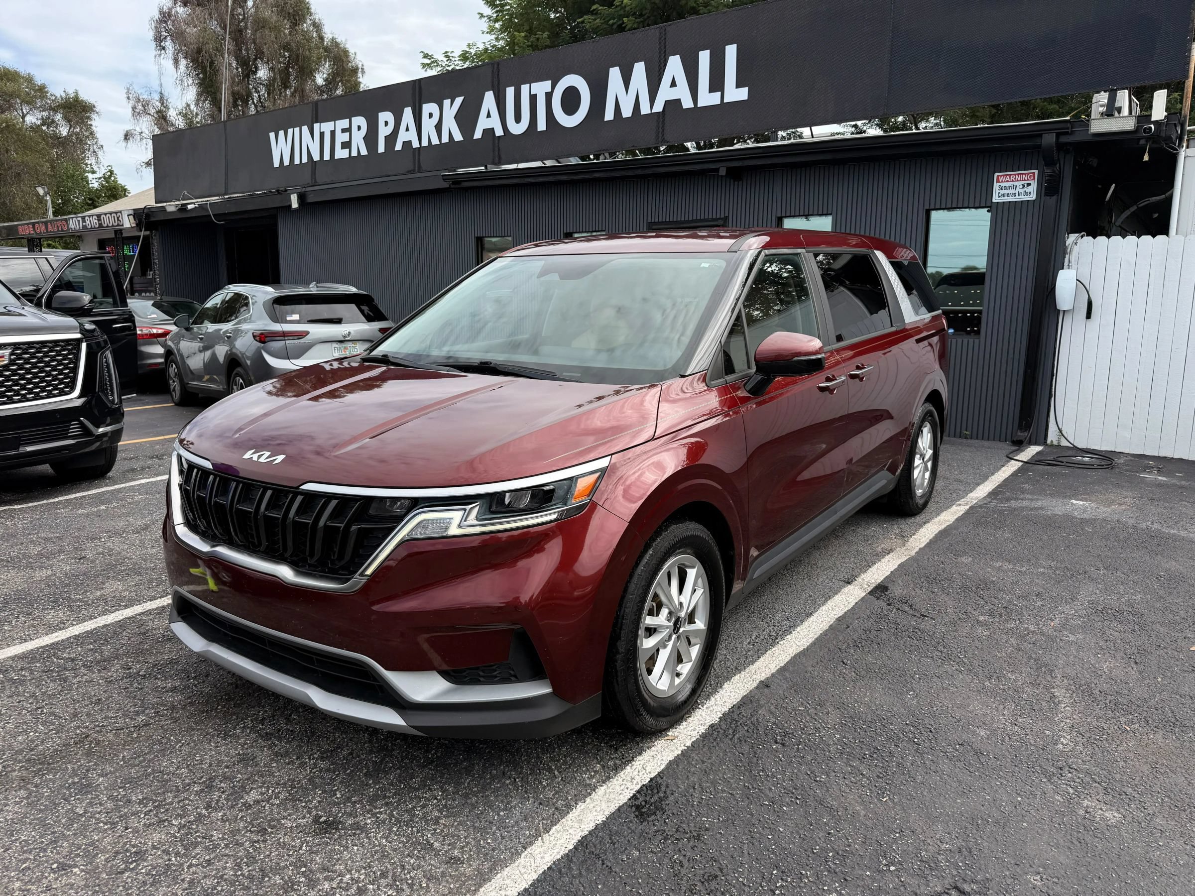 Used 2023 Kia Carnival LX FWD image 1
