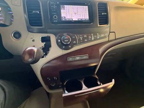 Used 2012 Toyota Sienna XLE w/ Entertainment Pkg FWD image 18