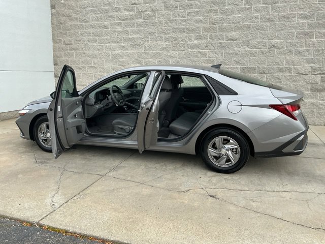 Used 2024 Hyundai Elantra SE FWD image 12