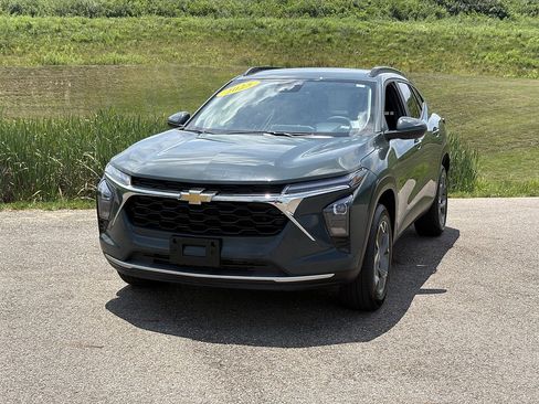 Used 2025 Chevrolet Trax LT FWD image 1