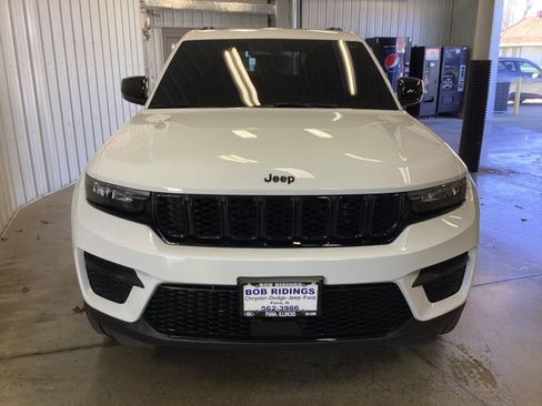 Used 2024 Jeep Grand Cherokee Altitude image 9