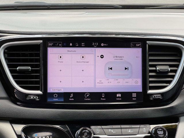 Used 2023 Chrysler Pacifica Touring-L FWD image 17