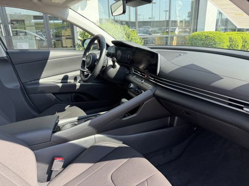 Certified 2025 Hyundai Elantra SEL FWD image 18