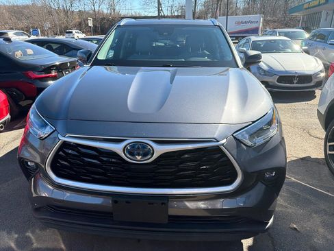 Used 2021 Toyota Highlander XLE image 2