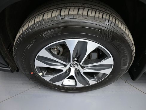 Used 2026 Toyota Highlander XLE image 14