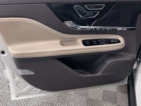 Used 2023 Lincoln Corsair Reserve w/ Equipment Group 201A image 8