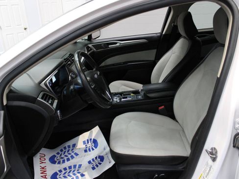 Used 2020 Ford Fusion SE w/ Equipment Group 151A FWD image 10