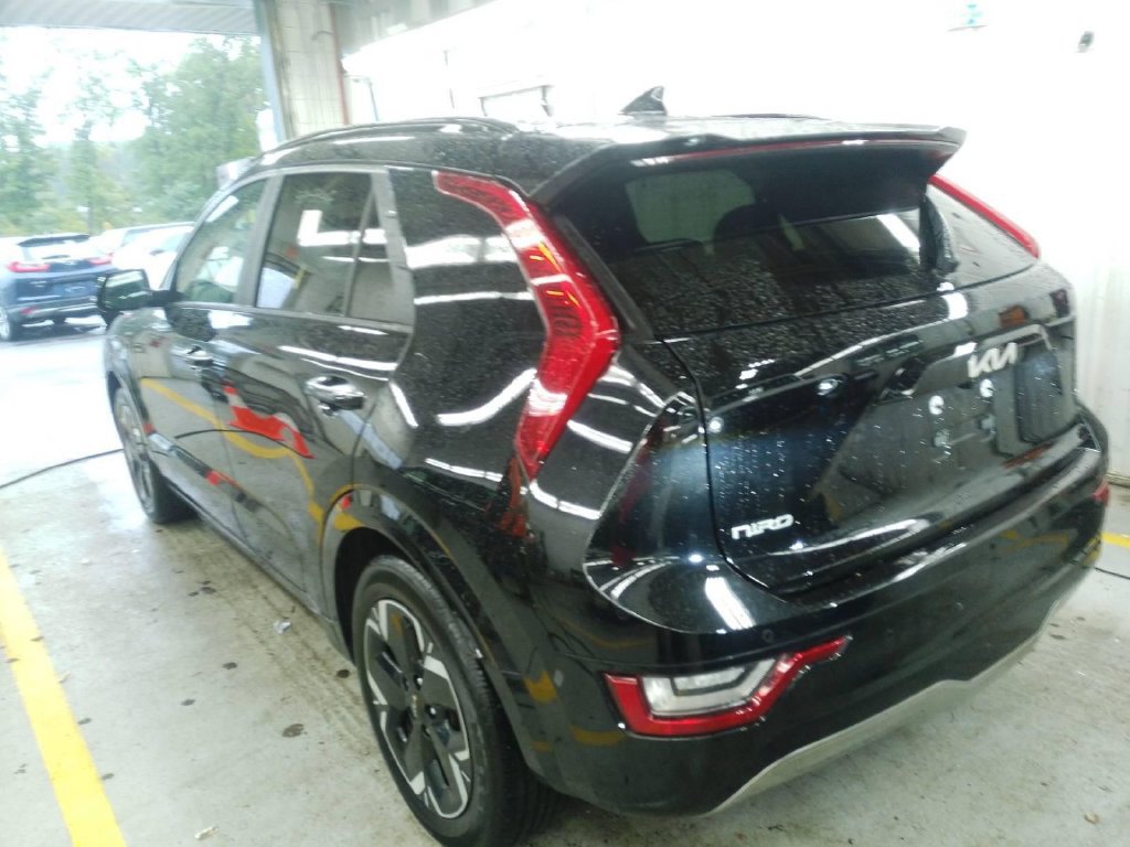 Used 2023 Kia Niro Wave w/ Wave Preserve Package FWD image 4
