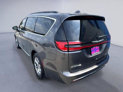 Used 2022 Chrysler Pacifica Limited FWD image 2
