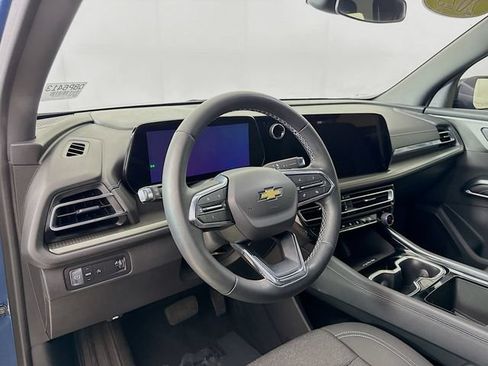 Used 2025 Chevrolet Traverse LT FWD image 11