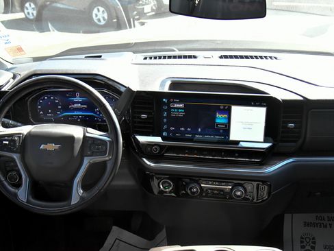 Used 2022 Chevrolet Silverado 1500 LT AWD/4WD image 38