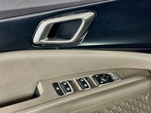 Used 2025 Kia Carnival FWD image 15