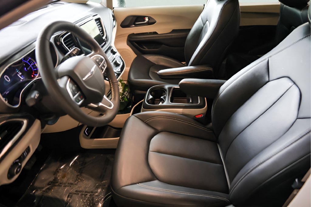 Used 2024 Chrysler Pacifica Limited FWD image 11