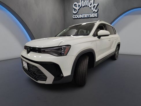 Used 2025 Volkswagen Taos SE FWD image 4