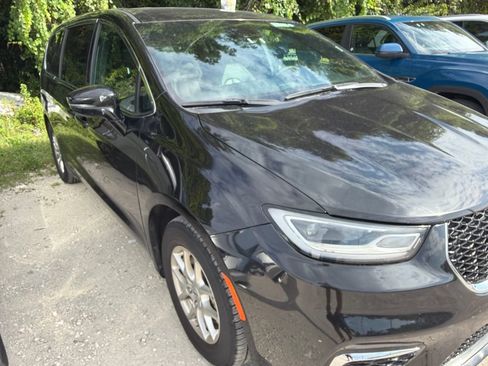 Used 2025 Chrysler Pacifica Select FWD image 9