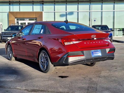 Used 2024 Hyundai Elantra Blue image 5