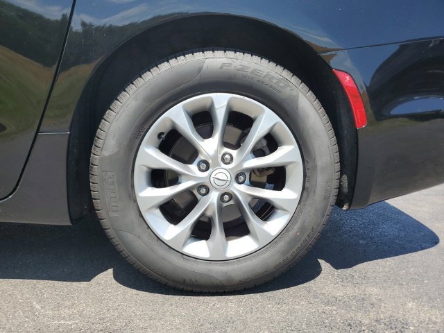 Used 2026 Chrysler Pacifica Limited FWD image 9