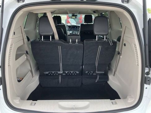Used 2024 Chrysler Pacifica Touring-L FWD image 21